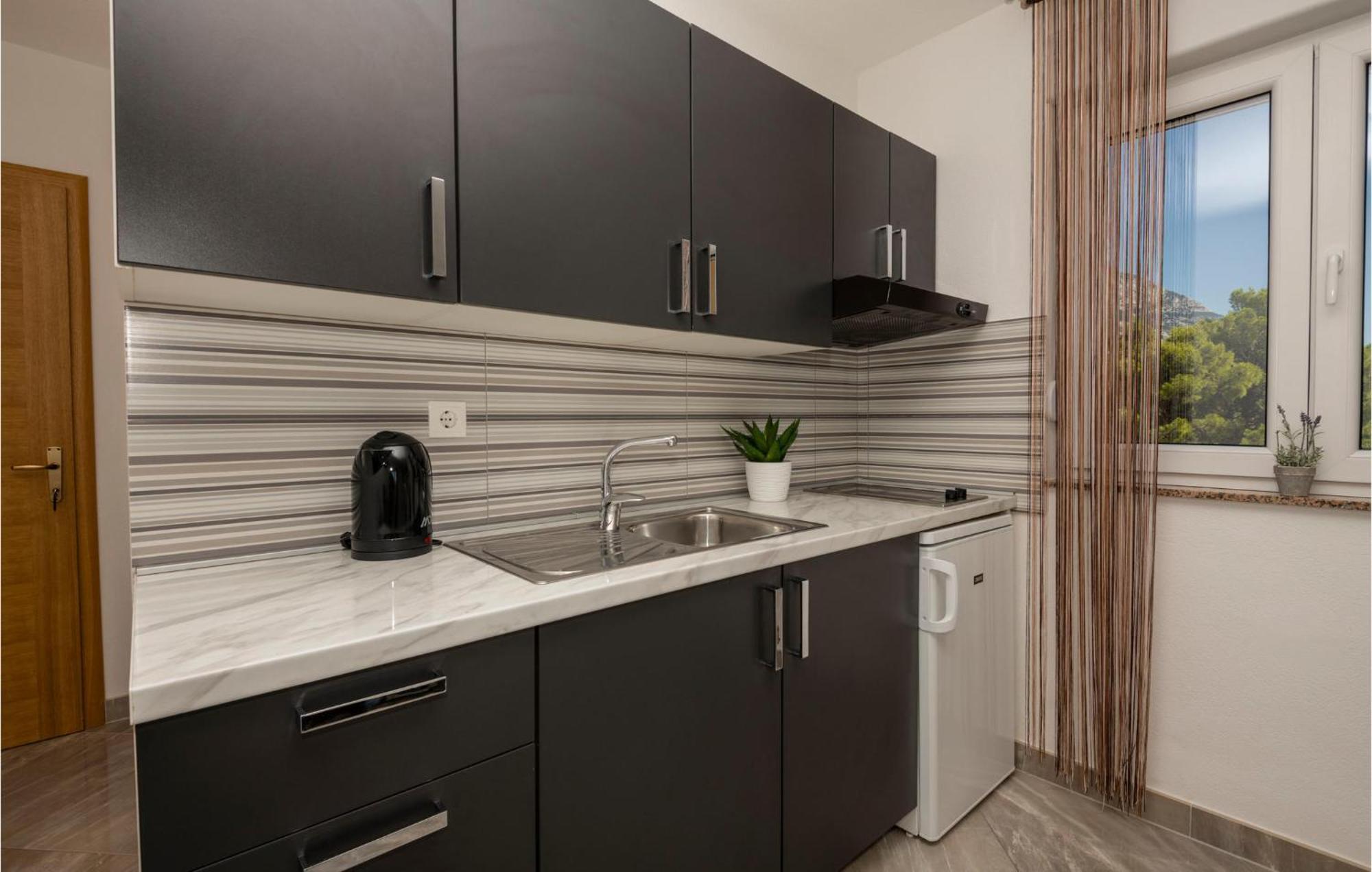 Stunning Apartment In Krvavica With Kitchen Exterior foto